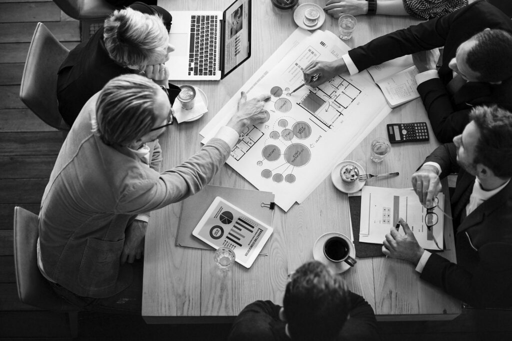 Team overlegt rond een tafel over contentplanning en marketingsegmentatie