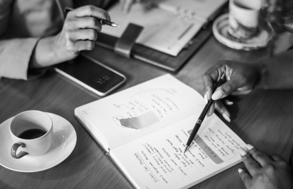 Twee marketeers werken een merkverhaal en merkstrategie uit in een notitieboek
