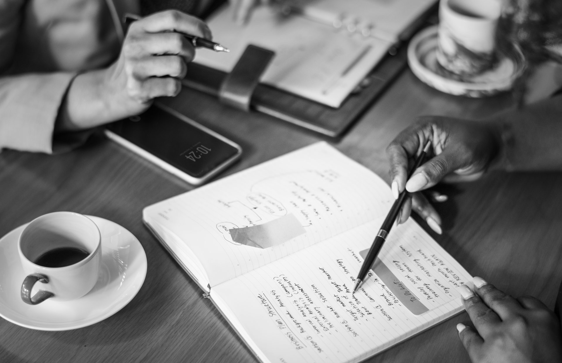 Twee marketeers werken een merkverhaal en merkstrategie uit in een notitieboek