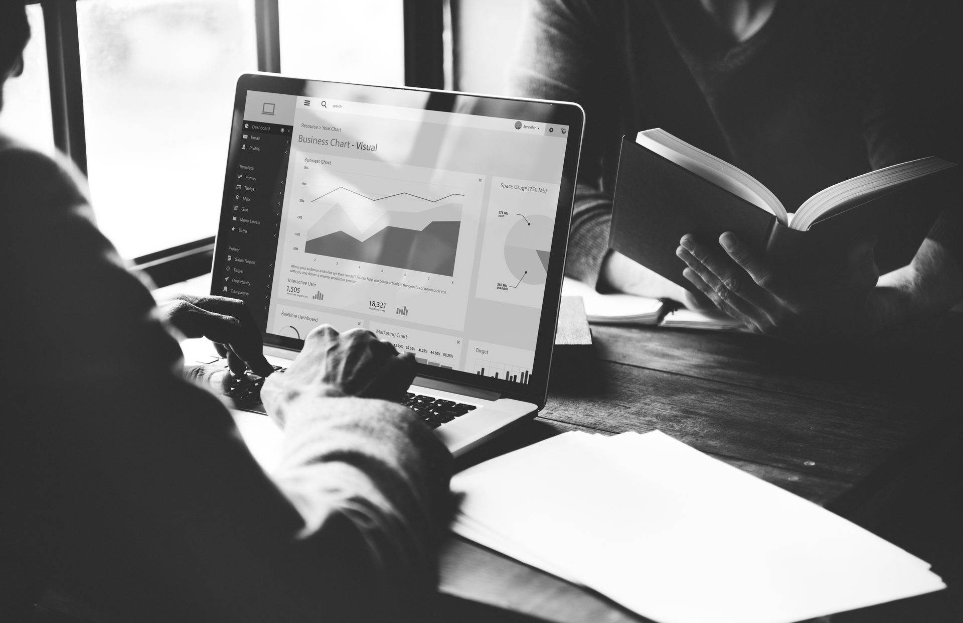 Laptop met websitestatistieken en grafieken tijdens een SEO analyse