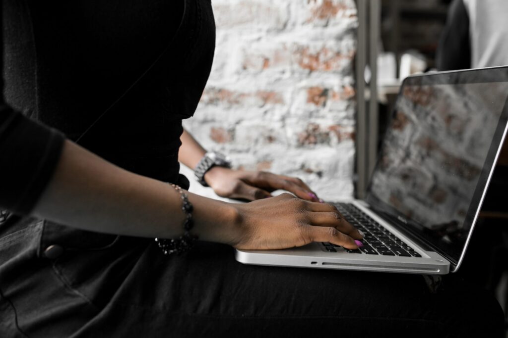 Vrouw werkt op een laptop aan social media voor B2B