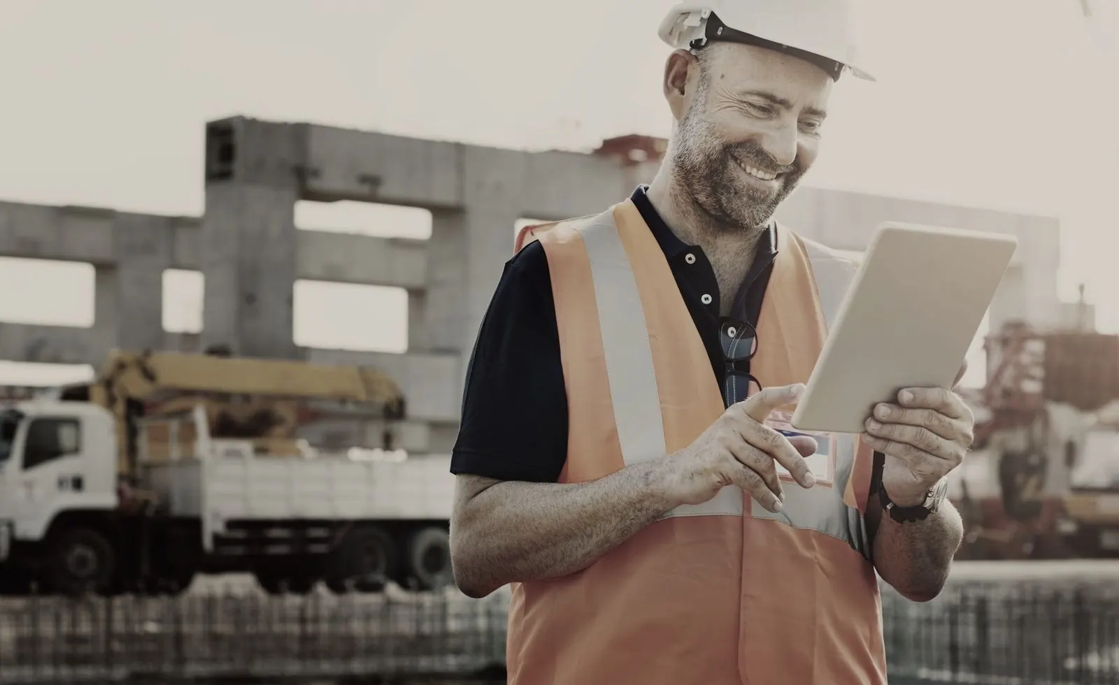 Werfleider met tablet op een bouwwerf